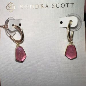 📍NWT📍Kendra Scott Baby Pink & Gold Ear Huggies
